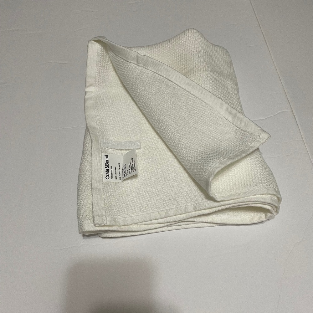 Crate and barrel pique dish towel white hanging tab 20X30